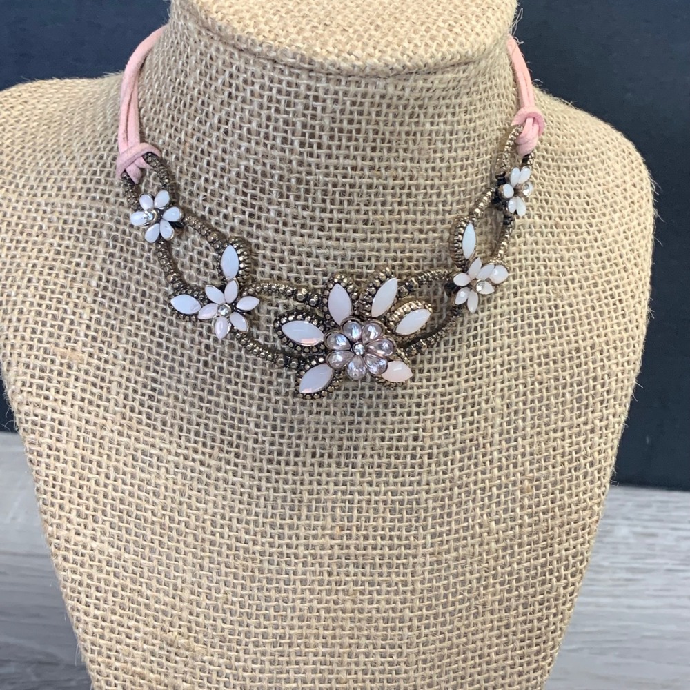 Pink Faux Suede Floral Choker Necklace Bronze Tone White Flower Rhinestone 12in